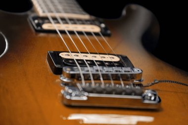 Kahverengi elektro gitar ayrıntı. Eski ve yıpranmış