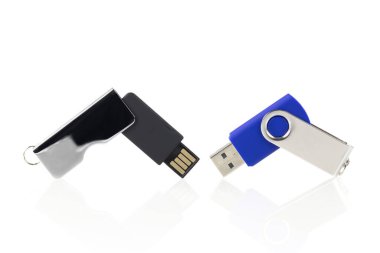 İki Usb flash bellek. İzole beyaz arka plan. Önden Görünüm