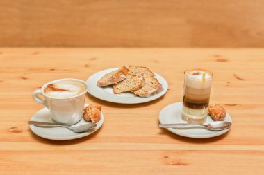 İki kahve süt ve Sünger kek. Ahşap arka plan üzerinde