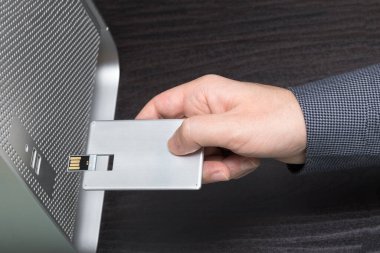 El ile bir bilgisayara bağlı sürücü flash USB inanç oyun kağıdı. Üstten Görünüm