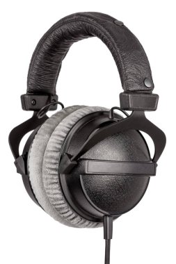 Profesyonel stereo kulaklık beyaz arka plan üzerinde asılı. Önden Görünüm