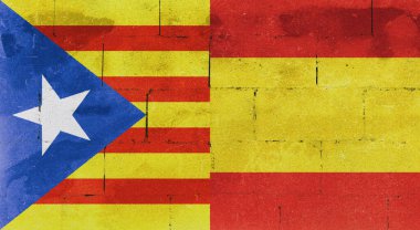 Bir duvara İspanya ve Katalonya bayrağı. Önden Görünüm