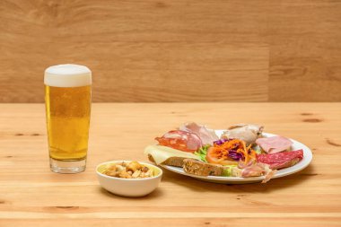 Sosis ve fındık ile bira. Önden Görünüm