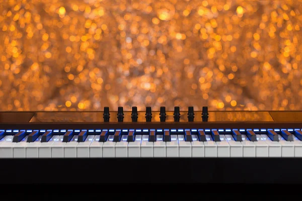 Piano Elétrico Midi Com Luzes Azuis Fundo Laranja Fora Foco — Fotografia de Stock