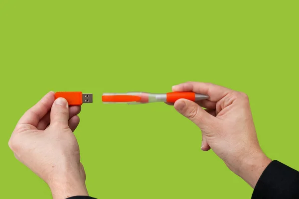 Oranžový Usb Flash Disk Ruce Zelené Pozadí — Stock fotografie