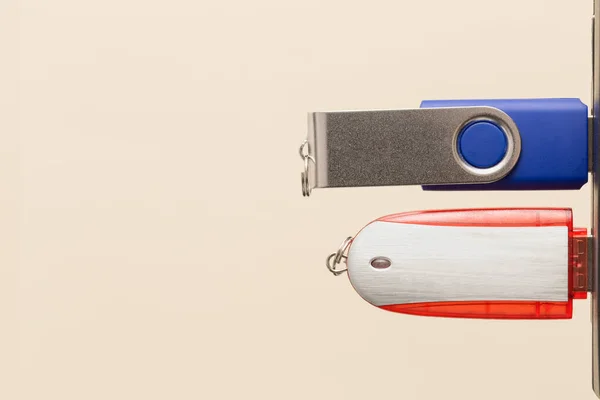 Açık renkli arka planı üstünde USB birden parlamak bellek. Önden Görünüm