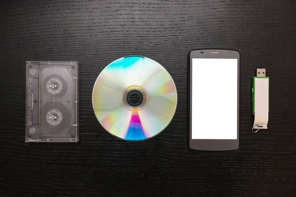 Usb フラッシュ メモリ 携帯電話 Dvd テープ トップ ビュー — ストック写真