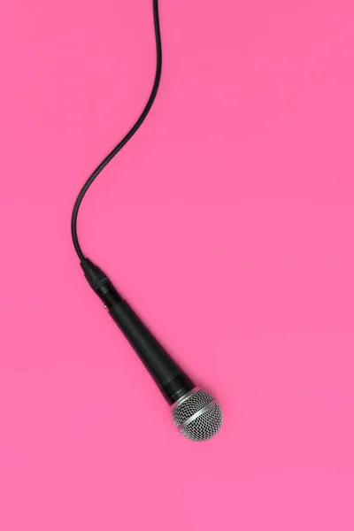 Micrófono Dinámico Sobre Fondo Rosa Mic Vista Superior — Foto de Stock