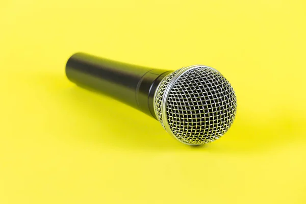 Dinamikus Mikrofon Sárga Háttér Előtt Mikrofon Elölnézet — Stock Fotó