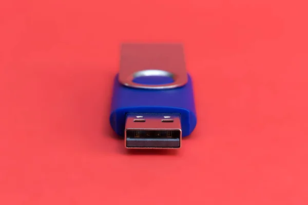 Memoria Flash Del Usb Azul Sobre Fondo Rojo Vista Frontal —  Fotos de Stock