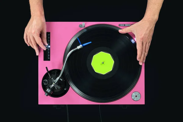 粉红色的 转盘播放音乐 用手触摸乙烯和皮耶希 黑暗的背景 — 图库照片