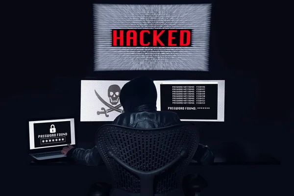 Anónimo Hacking Con Monitores Conseguir Contraseña Víctima Fondo Negro — Foto de Stock