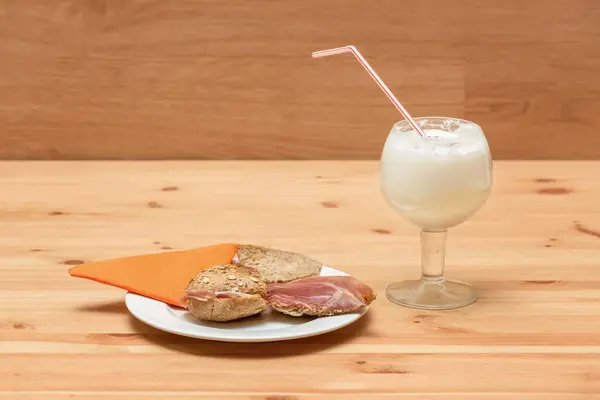 Hindistan cevizi milkshake ve serrano reçelli sandviç. Önden Görünüm