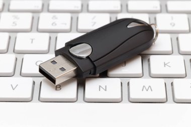Beyaz klavye siyah Usb memory stick. Üstten Görünüm