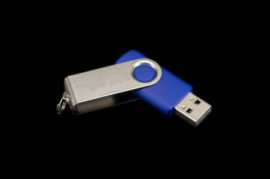 Mavi ve metalik Usb flash bellek siyah arka plan üzerine. Üstten Görünüm
