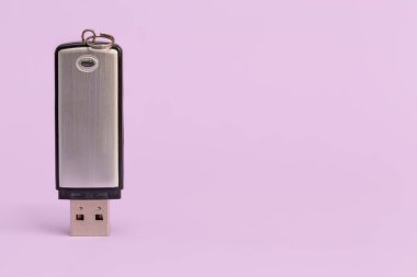 Mor bir arka plan üzerinde metal Usb flash bellek. Önden Görünüm