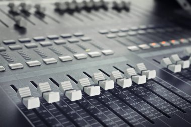 Ses müzik karıştırıcı kontrol paneli, bir konserde