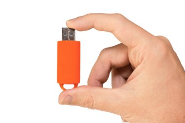 Elimizde izole edilmiş beyaz arka planı olan turuncu USB bellek var. Ön görünüm