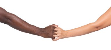 Beyaz bir kadın Afro-Amerikalı bir adamın elini tutuyor. Beyaz izole arkaplan