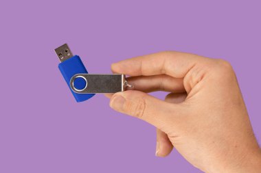 Mavi USB flaş bellek ile izole edilmiş menekşe arka plan. Ön görünüm