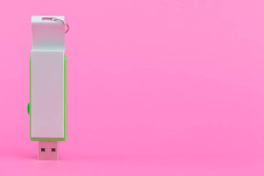 Pembe arka planda metal USB flaş bellek. Hafıza Çubuğu