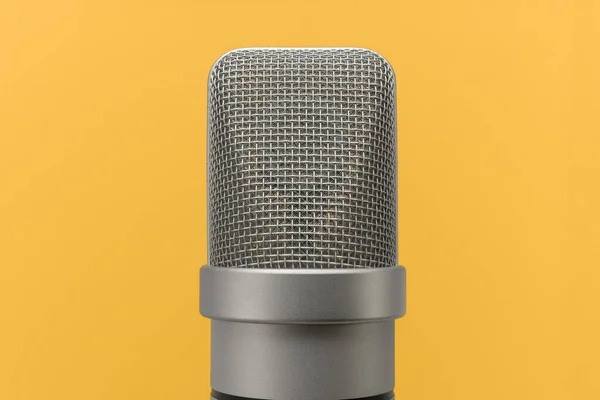 Mic Profesionální Velká Membrána Mikrofonu Žlutém Podkladu Pohled Zepředu — Stock fotografie