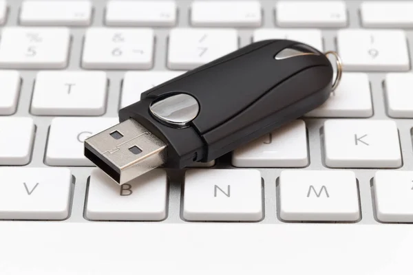 Beyaz klavye siyah Usb memory stick. Üstten Görünüm