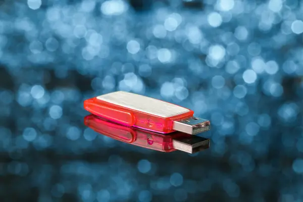 Memoria Flash Del Usb Rojo Sobre Fondo Azul Fuera Foco —  Fotos de Stock