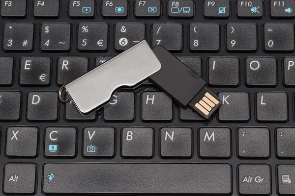 Metal Usb Flash Drive Black Keyboard Top View — Stock Photo, Image