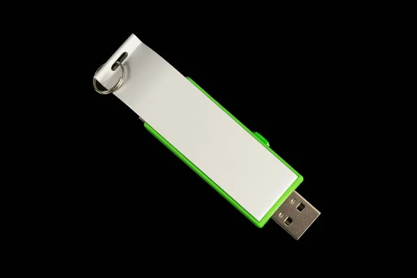 Siyah arka planda yeşil USB metal flaş bellek. Gümüş bellek
