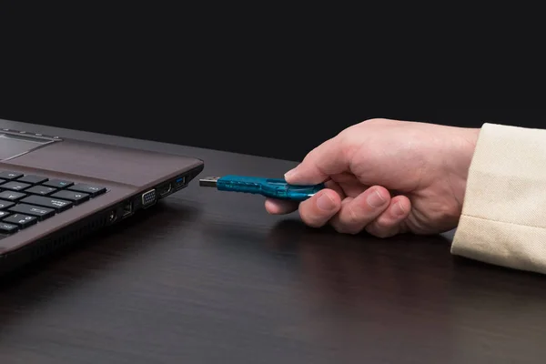 Dizüstü bilgisayardaki USB flash diske bağlı. Koyu arkaplan