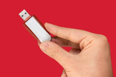 Kırmızı USB bellek kırmızı arka planda. Ön görünüm