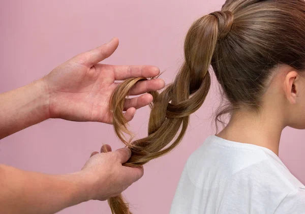 Peluquería Trenzando Una Niña Con Una Camisa Blanca Fondo Carne —  Fotos de Stock