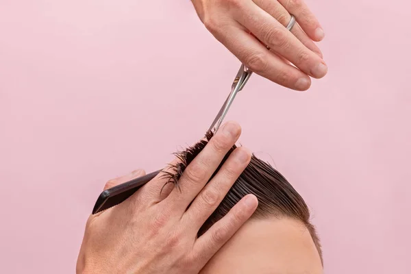 Peluquería Cortando Pelo Hombre Caucásico Con Tijeras Fondo Color Carne —  Fotos de Stock