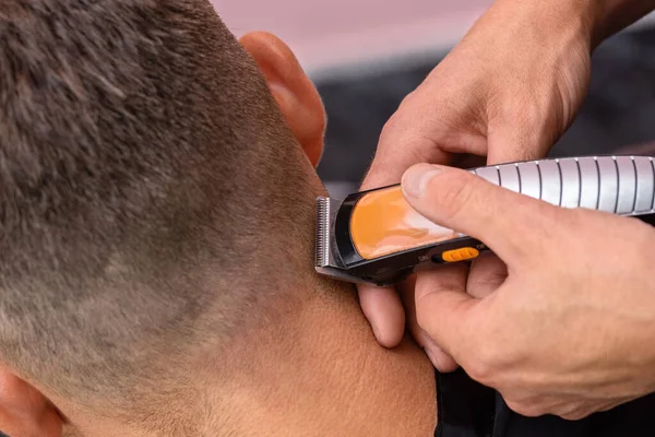 Peluquería Cortando Pelo Hombre Caucásico Con Una Máquina Fondo Color —  Fotos de Stock