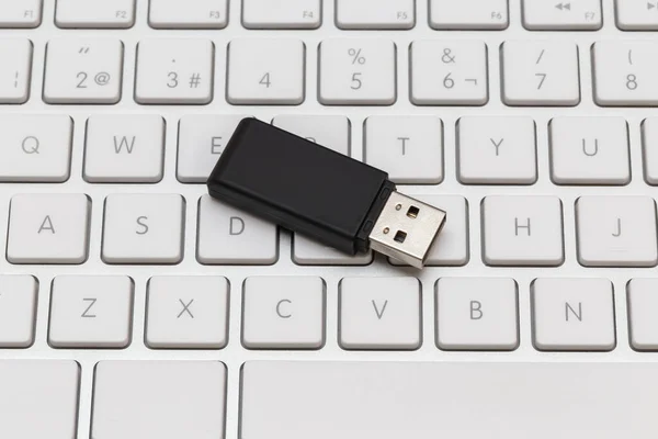 Black Usb Flash Drive White Computer Keyboard Close — Stock Photo, Image