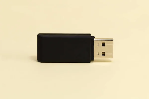 Μαύρο Usb Flash Drive Κίτρινο Φόντο Κοντινό Πλάνο — Φωτογραφία Αρχείου