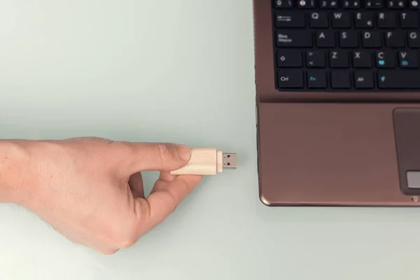 Usb Wood Flash Memory Hand Connecting Laptop Close — Stock Photo, Image