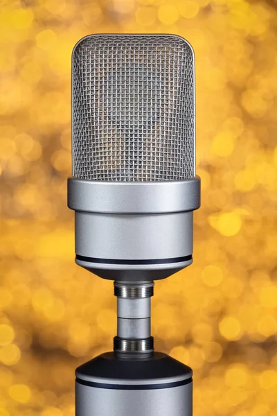 Mikrofon Professzionális Nagy Rekeszizom Kondenzátor Mikrofon Közelkép Narancs Háttér Elmosódott — Stock Fotó