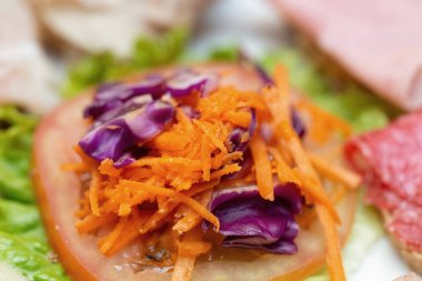 Domates, havuç ve marul salatası. Bulanık arkaplan