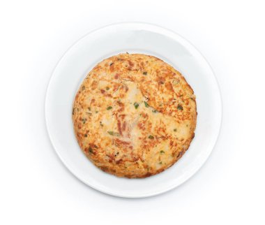 İzole edilmiş beyaz arka planda İspanyol omleti. Üst görünüm