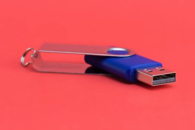USB bellek - Kırmızı arka planda mavi flash disk. Yakından bakıldığında