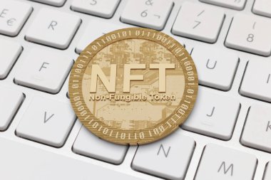 Altın NFT beyaz klavyede. Para iadesi olmayan jeton. Üst görünüm