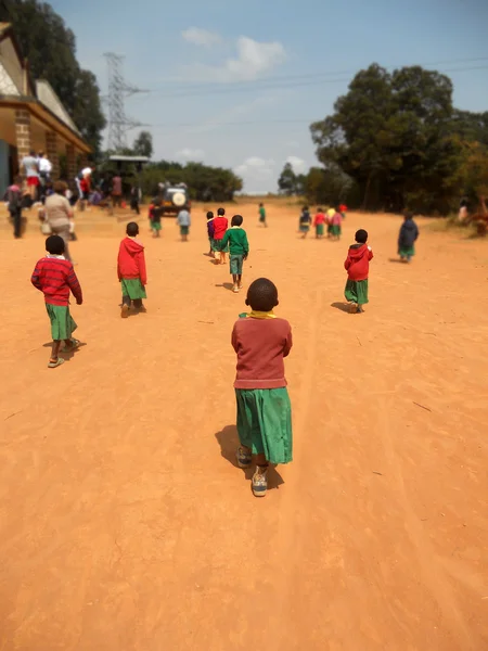 Crianças africanas vão à igreja na aldeia Pomerini do Pe. — Fotografia de Stock