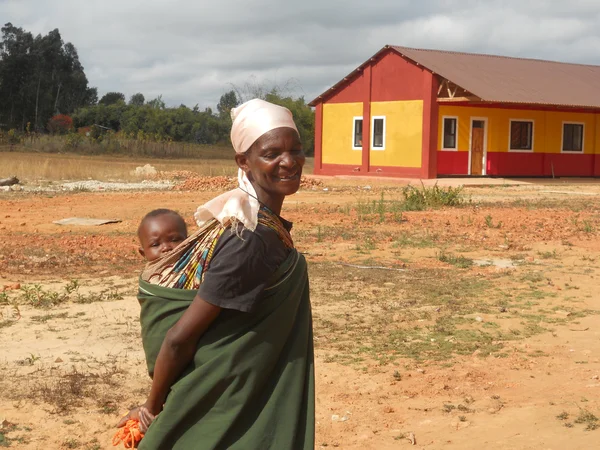 Una mujer africana con su hijo en la Misión Franciscana del Pom — Foto de Stock