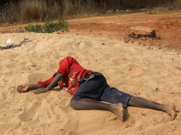 Ein Kind wurde am Waldrand ohnmächtig - Tansania - afri — Stockfoto