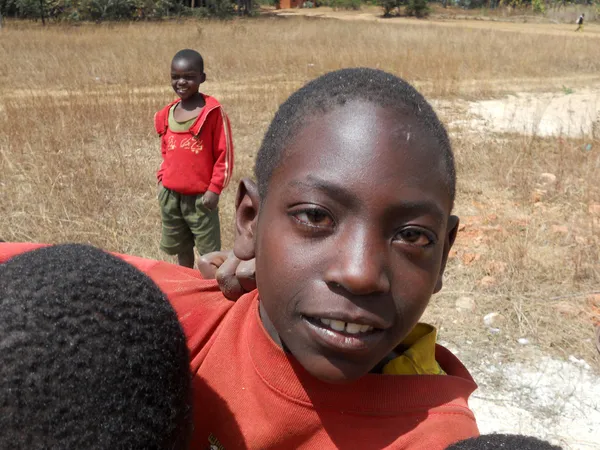 469 - アフリカのためのスマイル アフリカの子供の日常生活の瞬間 — ストック写真