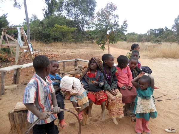 Sorriso para a África 416 - Momentos da vida cotidiana da criança africana — Fotografia de Stock