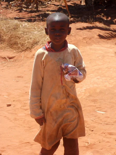 Sorriso para a África 048 - Momentos da vida cotidiana da criança africana — Fotografia de Stock