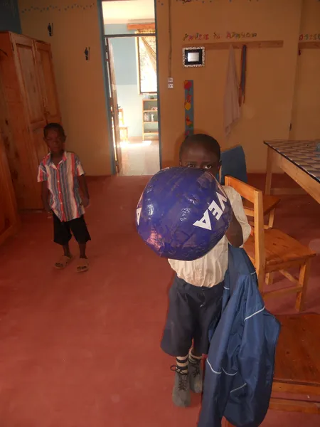 Sorriso per l'Africa 080 - Momenti di vita quotidiana del bambino africano — Foto Stock